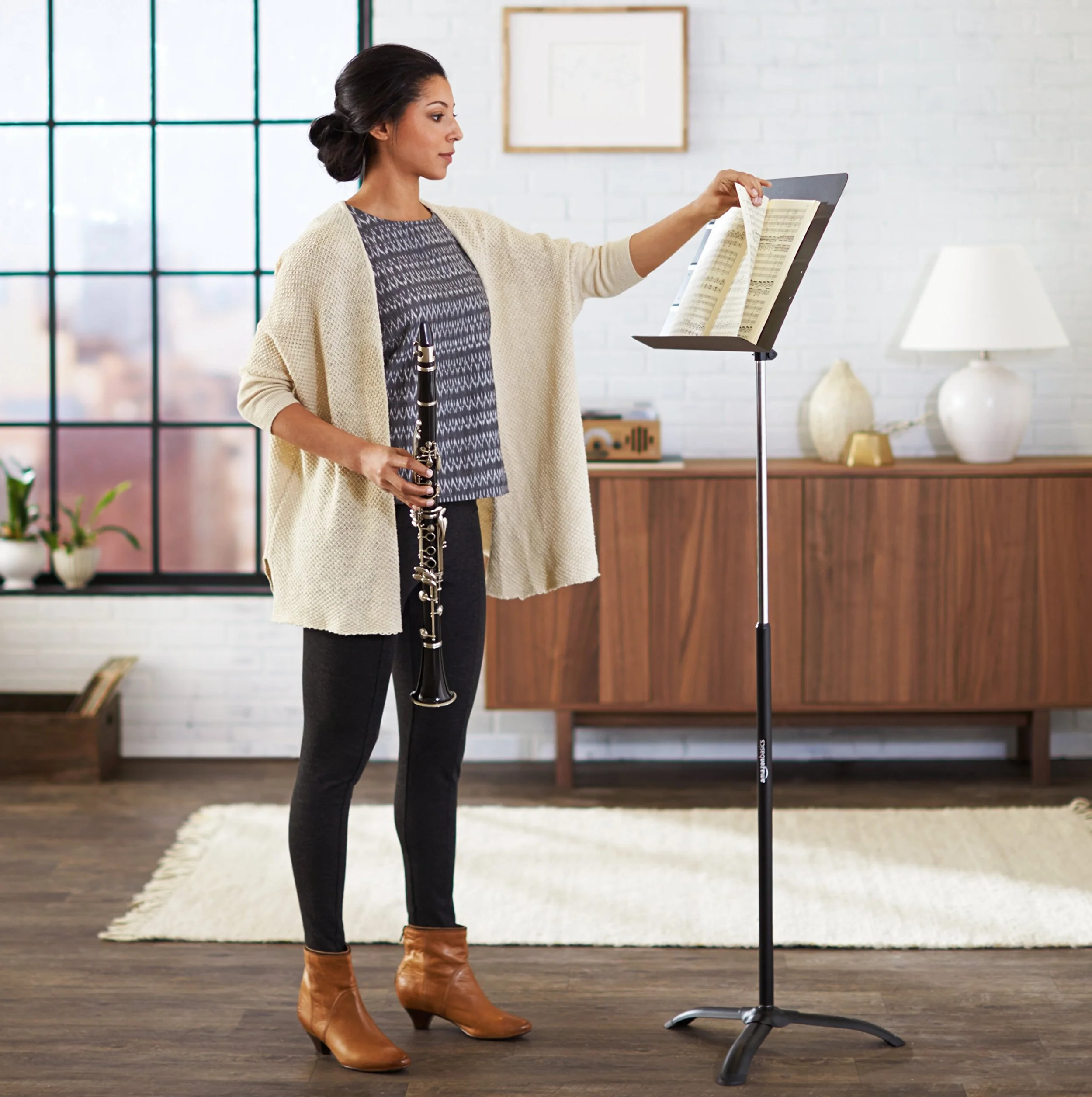 Amazon Basics Atril de Partituras Plegable para Orquesta, Altura Ajustable de 108 a 162 cm, Inclinable, Usos de Pie y Sentado, Estable, Base de Trípode - Negro