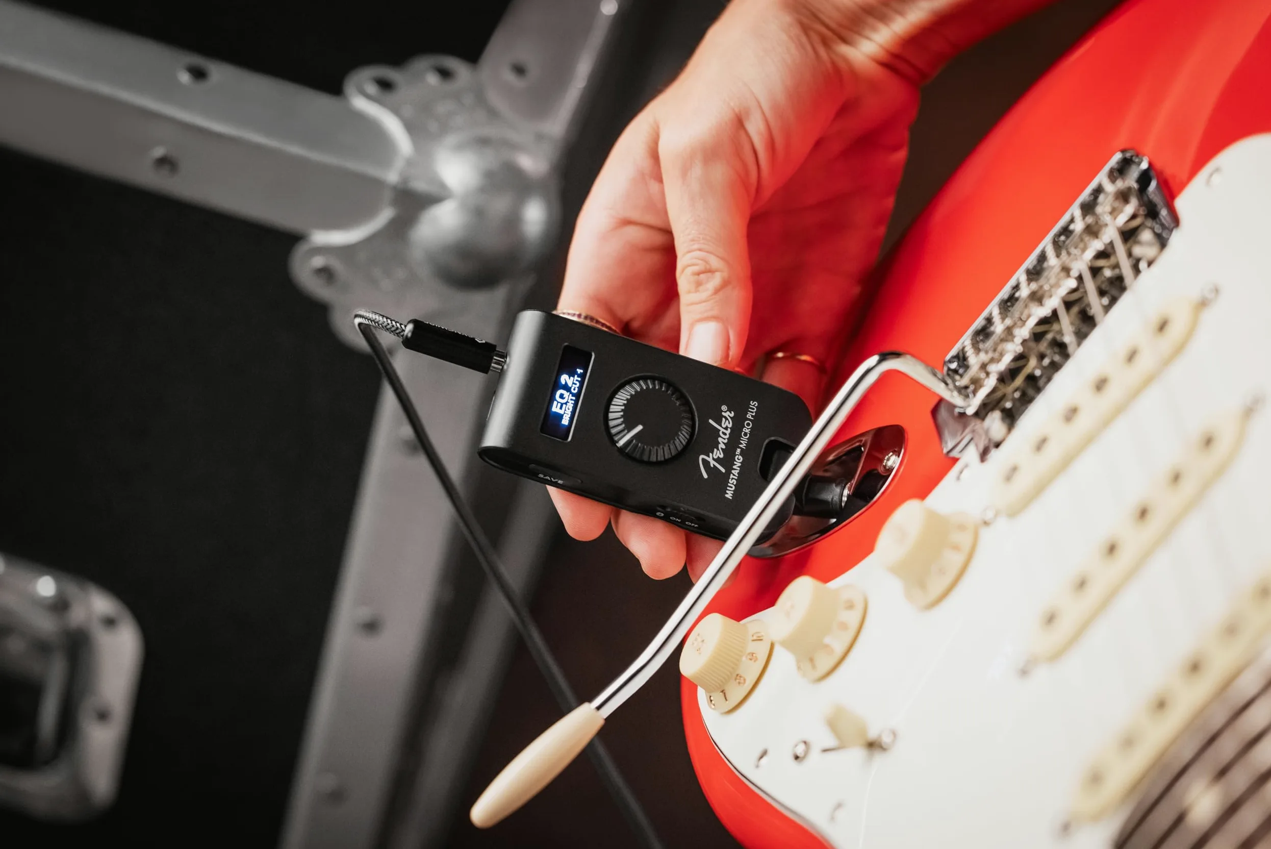 Fender Mustang Micro Plus Amplificador de Guitarra, Amplificador de Auriculares Personal con 25 Modelos de Amplificador, 25 Efectos, Bluetooth y 100 presets, Recargable por USB